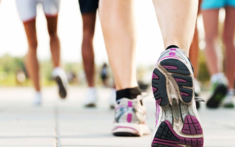 Caminar media hora por día adelgaza más que correr o ir al gimnasio