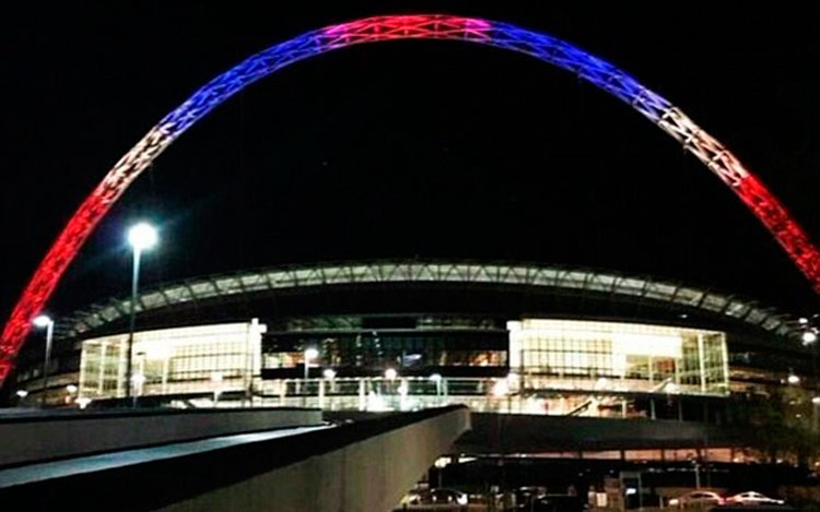 Inglaterra se medirá ante Francia en un partido amistoso en Londres. Una campaña en redes sociales alienta a que los hinchas locales canten todos juntos La Marsellesa. Además, una multitud se congregó en Trafalgar Square.