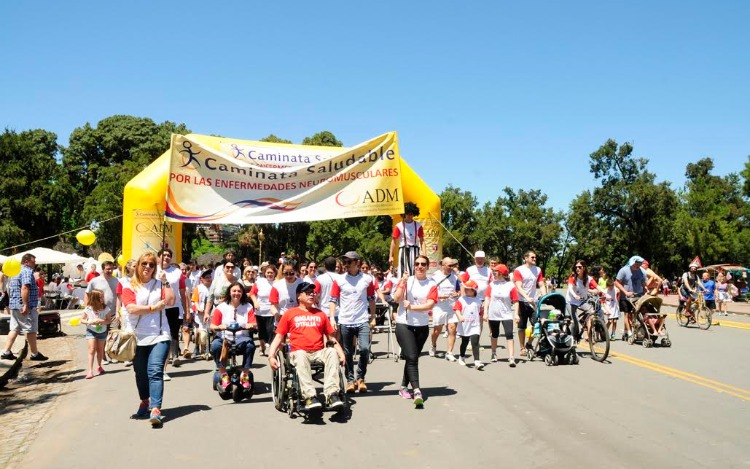 La Asociación Distrofia Muscular (ADM) organizó la actividad aeróbica inclusiva en el Rosedal de Palermo para crear conciencia.