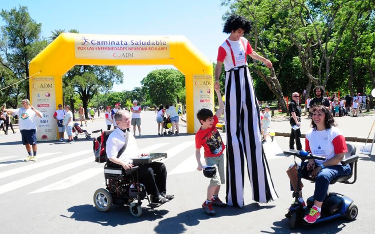 La Asociación Distrofia Muscular (ADM) organizó la actividad aeróbica inclusiva en el Rosedal de Palermo para crear conciencia.