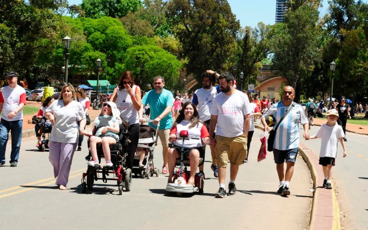 La Asociación Distrofia Muscular (ADM) organizó la actividad aeróbica inclusiva en el Rosedal de Palermo para crear conciencia.