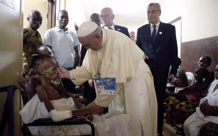 Durante su gira por Africa, Francisco hizo una parada fuera de la agenda, para saludar a los niños y sus familias. Las imágenes son conmovedoras.