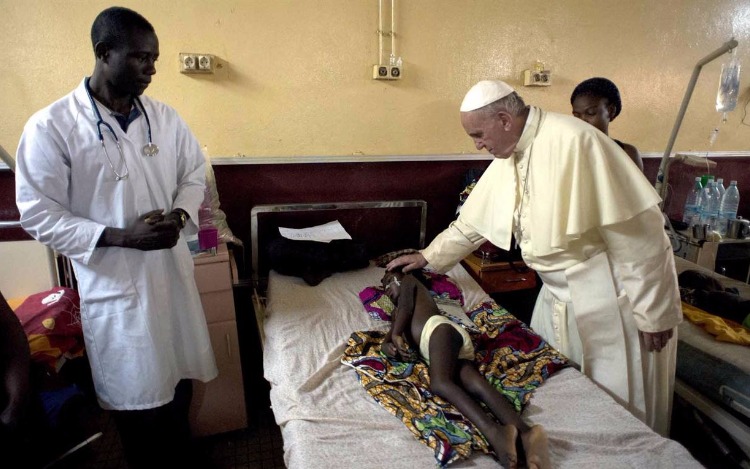 Durante su gira por Africa, Francisco hizo una parada fuera de la agenda, para saludar a los niños y sus familias. Las imágenes son conmovedoras.