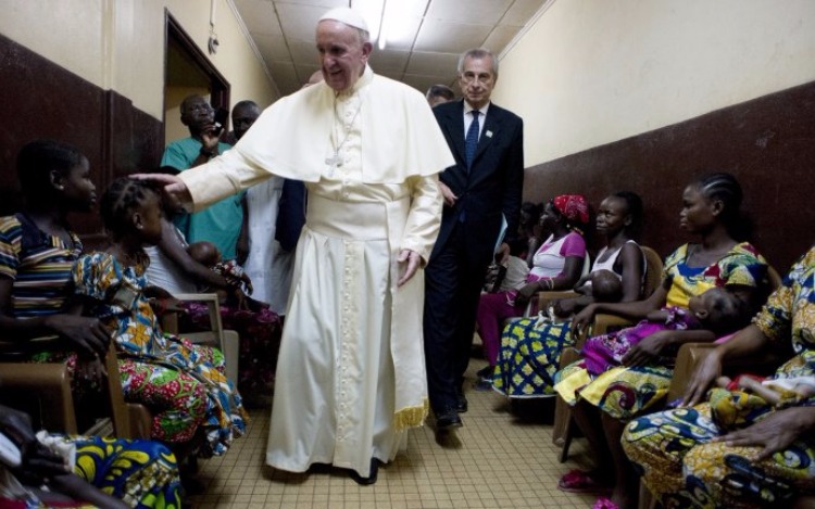 Durante su gira por Africa, Francisco hizo una parada fuera de la agenda, para saludar a los niños y sus familias. Las imágenes son conmovedoras.