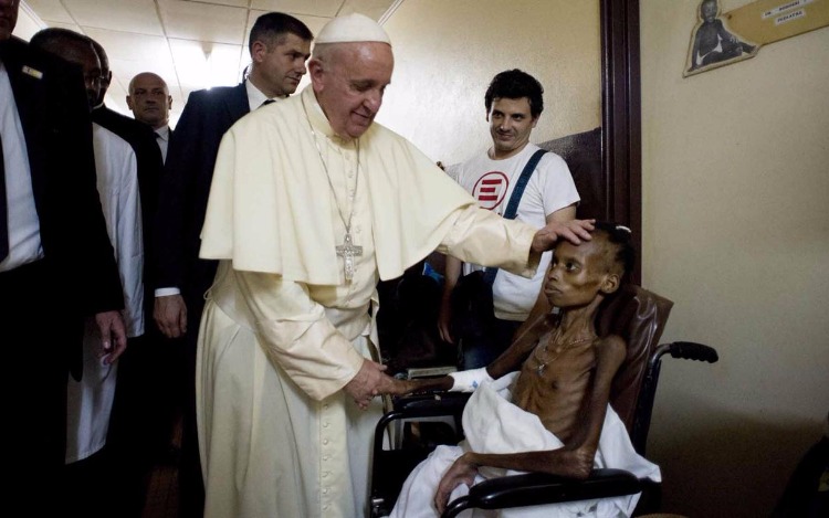 Durante su gira por Africa, Francisco hizo una parada fuera de la agenda, para saludar a los niños y sus familias. Las imágenes son conmovedoras.