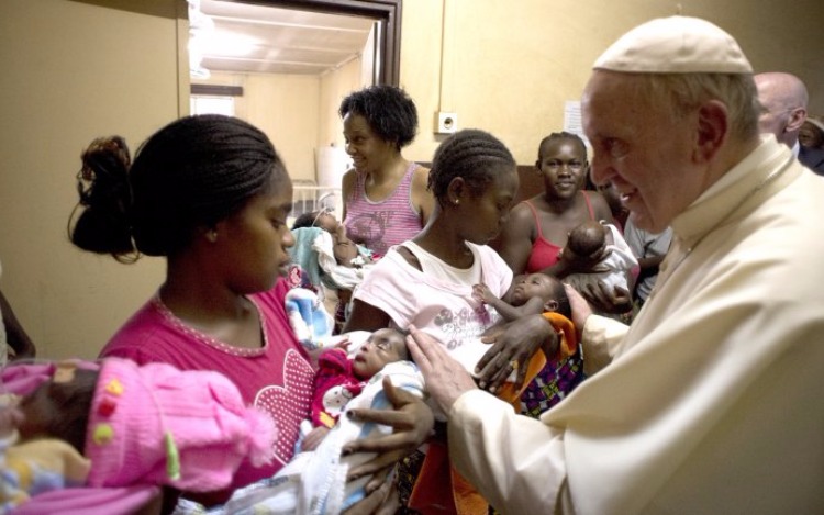 Durante su gira por Africa, Francisco hizo una parada fuera de la agenda, para saludar a los niños y sus familias. Las imágenes son conmovedoras.