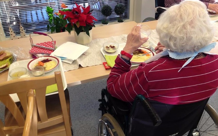 En Finlandia, reducen el valor de alquiler de la vivienda, a aquellos que dediquen tiempo a conversar con ancianos.