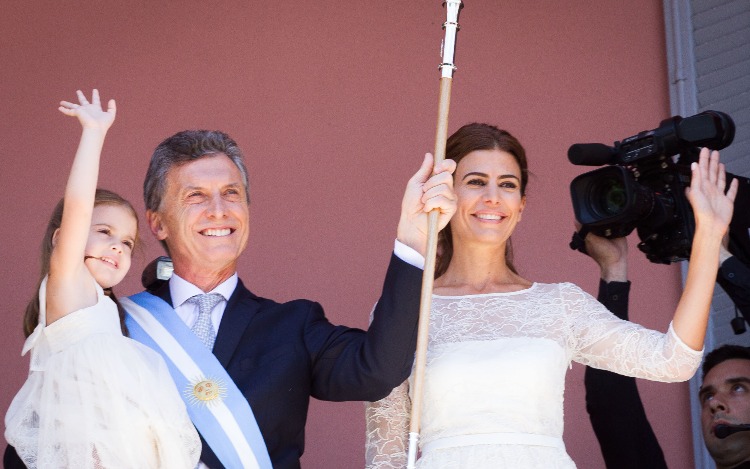 Mauricio Macri salió al histórico balcón de la Casa Rosada a las 13.30 junto a su esposa Juliana Awada y su hija Antonia para dar su primer mensaje como Presidente de la Argentina a una multitud que desbordó la Plaza de Mayo y que gritaba “Sí, se pudo”. La crónica de la asunción.