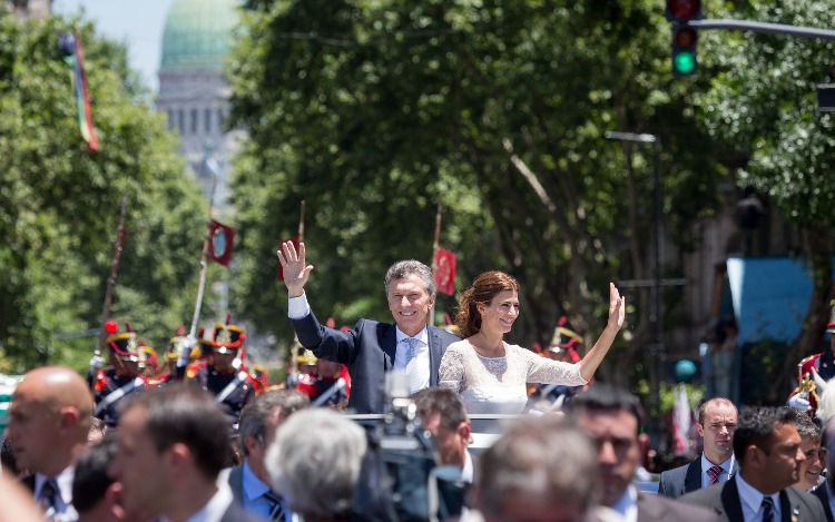 Mauricio Macri salió al histórico balcón de la Casa Rosada a las 13.30 junto a su esposa Juliana Awada y su hija Antonia para dar su primer mensaje como Presidente de la Argentina a una multitud que desbordó la Plaza de Mayo y que gritaba “Sí, se pudo”. La crónica de la asunción.