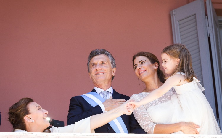 Mauricio Macri salió al histórico balcón de la Casa Rosada a las 13.30 junto a su esposa Juliana Awada y su hija Antonia para dar su primer mensaje como Presidente de la Argentina a una multitud que desbordó la Plaza de Mayo y que gritaba “Sí, se pudo”. La crónica de la asunción.