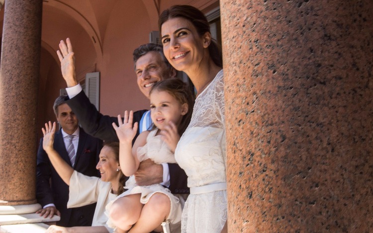 Mauricio Macri salió al histórico balcón de la Casa Rosada a las 13.30 junto a su esposa Juliana Awada y su hija Antonia para dar su primer mensaje como Presidente de la Argentina a una multitud que desbordó la Plaza de Mayo y que gritaba “Sí, se pudo”. La crónica de la asunción.