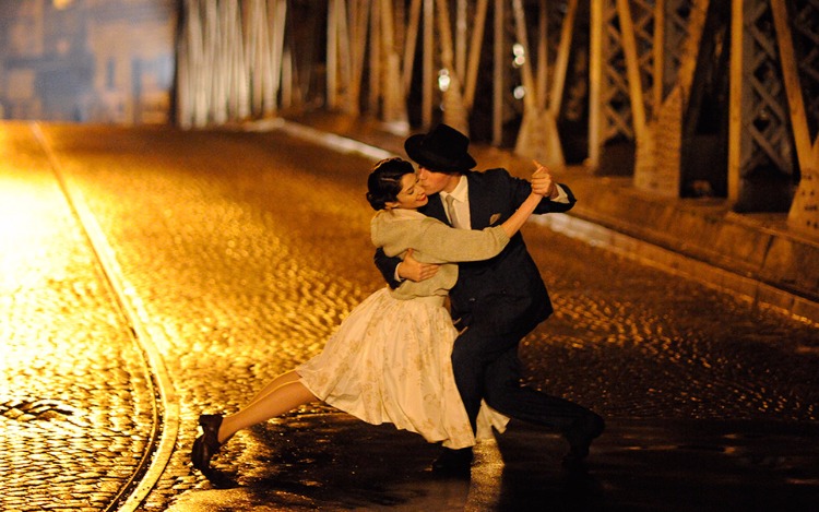 Una historia de amor entre dos grandes bailarines de la escena musical porteña, donde el tango es el gran protagonista.