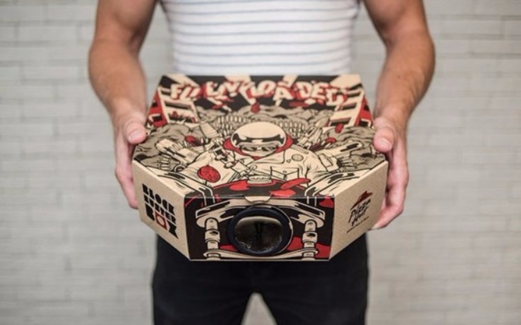 "Pizza Hut" convirtió a las noches de películas mucho más entretenidas, con una caja de pizza que ayuda a que tu teléfono se transforme en un proyector de películas.