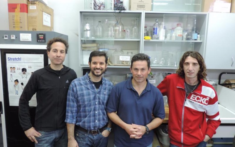 Investigadores del CONICET en Mar del Plata desarrollaron el electrodo bio-híbrido, un material cerámico que contiene bacterias para el tratamiento sustentable de aguas residuales.