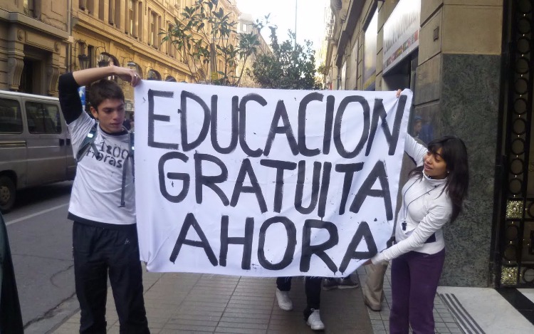 El congreso de Chile aprobó la ley que garantiza para 2016 la gratuidad de la educación universitaria a los sectores más vulnerables. Según la prensa local, la norma beneficiará a 178.000 estudiantes que estén cursando alguna carrera universitaria en las casas de estudios que cumplan los requisitos estipulados.