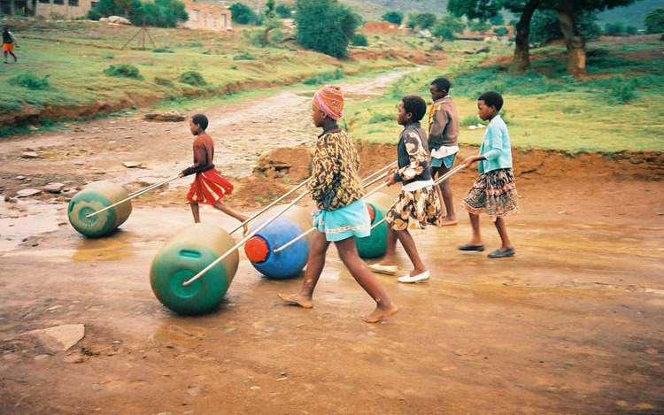 El agua es vida. Y sobre todo para esta gente en Africa que tiene que recorrer kilómetros cargando pesados recipientes para llevar agua a sus hogares. Este revolucionario y simple invento es la solución ideal.