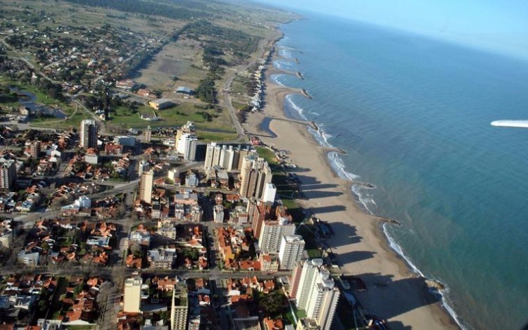 Desde Mar del Plata hacia el sur y por la ruta provincial N°11, luego de recorrer 45 km por un camino bordeado de pinos, eucaliptos, acacias y mar, se alcanza esta villa veraniega del partido de General Alvarado, que suma a sus playas de excelencia numerosas opciones para disfrutar.