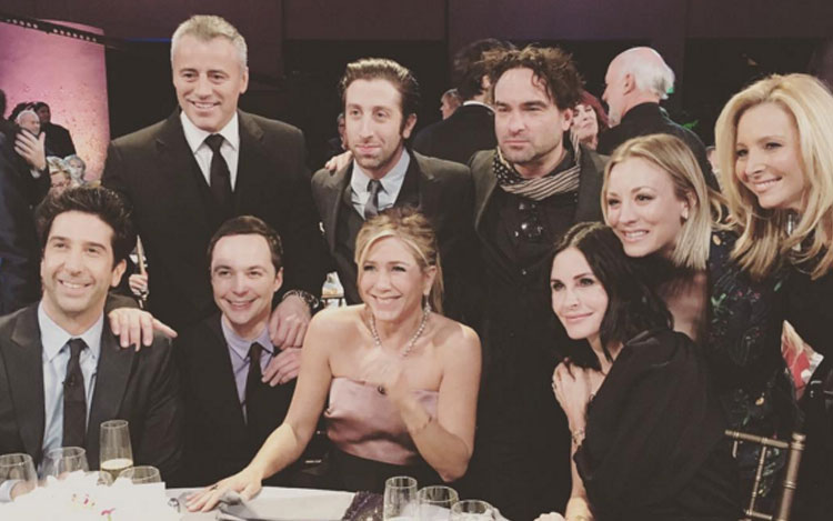 Los actores de la legendaria serie "Friends" junto a los protagonistas de "The Big Bang Theory", juntos en una foto en la grabación de un especial de NBC en homenaje al director Jimmy Burrows.