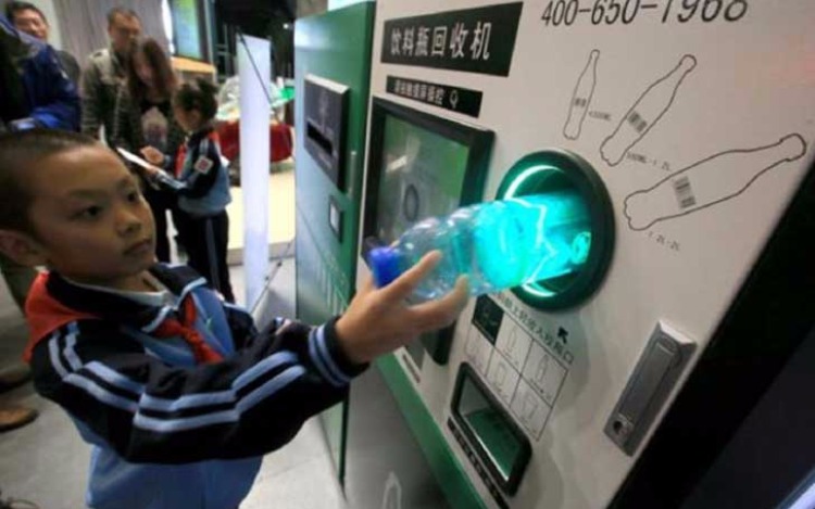 En Beijing, los usuarios del metro pueden pagar sus boletos con botellas de plástico.
