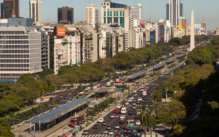 La red internacional C40, que nuclea a las principales megaciudades del mundo que luchan contra el cambio climático, eligió a Buenos Aires para probar el sistema Climate Action for Urban Sustainability Model (CURB, por sus siglas en inglés), que permite identificar y priorizar oportunidades de reducción de carbono para delinear políticas ambientales.