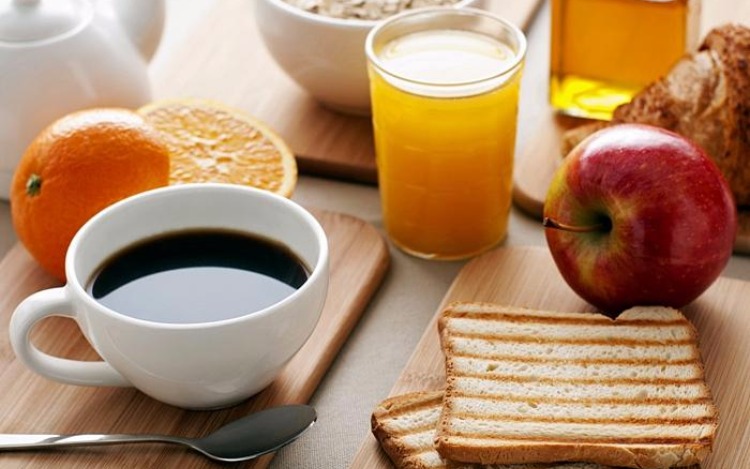 Existe una frase que dice “el desayuno es la comida más importante del día”, y esto es cierto, pero ¿Sabes realmente porqué? Descubre a continuación cuales son las necesidades de incorporar una comida energética a esta hora del día.