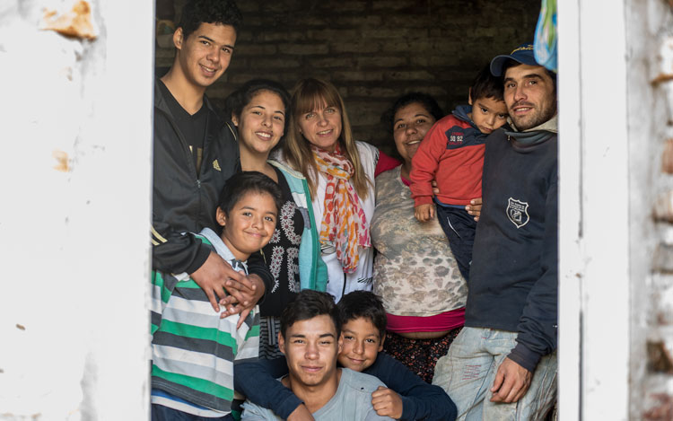 «Sé tu mismo el cambio que quieres ver en el mundo». Seamos hoy el cambio para que esta familia conquiste su destino.