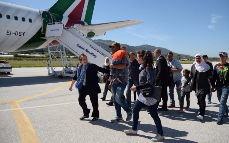 Contundente gesto del Papa Francisco, quien se llevó a Roma a tres familias de refugiados sirios.