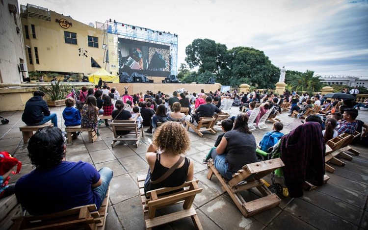 Hay películas al aire libre en barrios y centros culturales, charlas, presentaciones, muestras, seminarios, anticipos y mucho más, para todas las preferencias y edades. El programa.