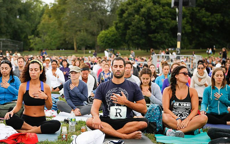 Wanderlust 108 presenta una propuesta con una caminata de 5K, una clase de yoga y una meditación guiada en el marco de un extenso parque frente al Rio de la Plata, en Vicente López.