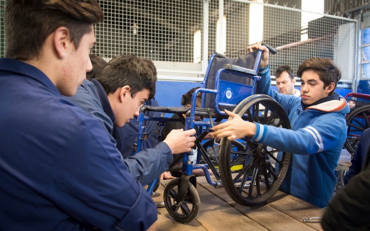 Los alumnos de escuelas técnicas repararán miles de sillas de ruedas para el PAMI