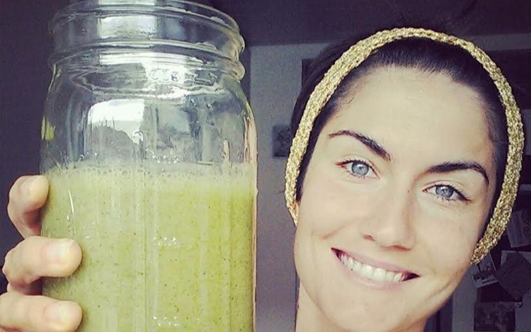 Definida como la "bloguera saludable" es famosa por sus bátidos verdes.