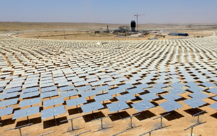 Es para garantizar su independencia energética. La torre de 240 metros de altura está emplazada en el desierto de Néguev y cubrirá el 2% de la demanda eléctrica del país.