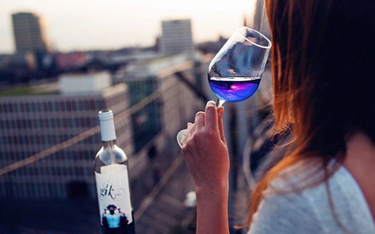 Un vino azul español es la última novedad. Pero ¿con qué lo podemos combinar?