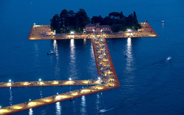 En Italia, los artistas Christo y Jeanne-Claude diseñaron una instalación que permite a la gente pasear sobre una pasarela flotante.