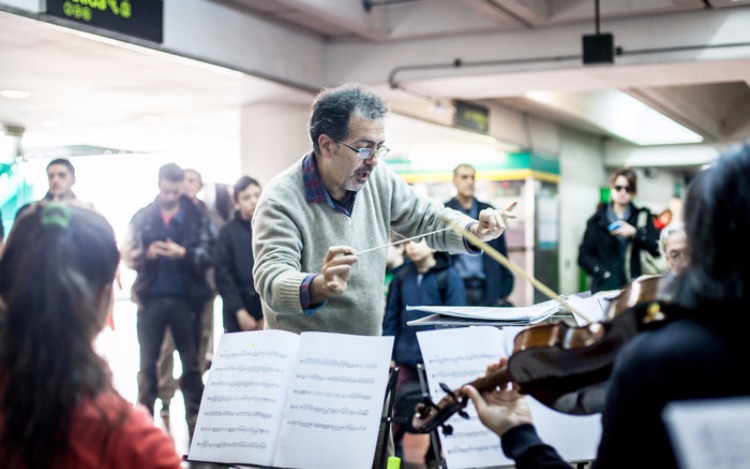 La compañía Ópera Periférica realiza durante esta semana, shows de 20 minutos, al mismo tiempo que viajan en los vagones del metro porteño.