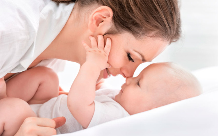 La decisión de convertirse en madre es una de las más significativas y transformadoras en la vida de una mujer. Una pregunta que muchas veces pasa por nuestra mente y que en ocasiones postergamos por miedo a que no sea el momento indicado.