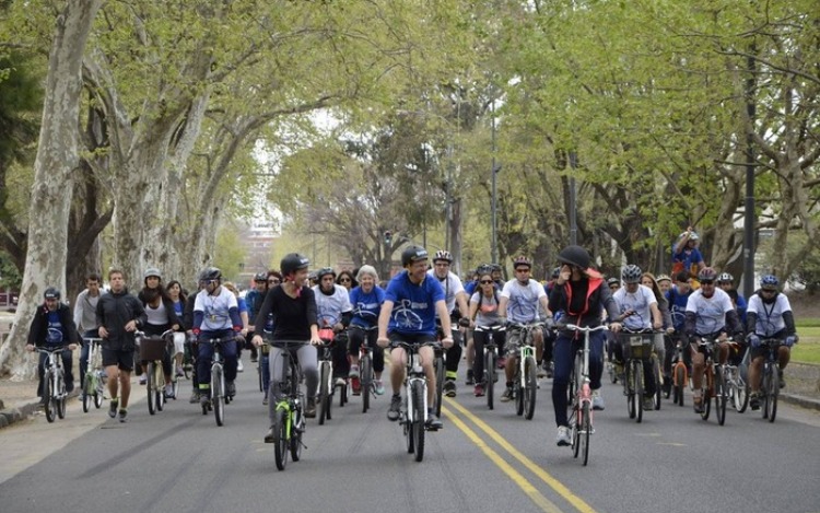 Desde el viernes 16 y hasta el jueves 22 los ciclistas y peatones serán los protagonistas de las calles. Habrá descuentos, concursos, bicicleteadas e intervenciones artísticas en distintos puntos de la Ciudad.