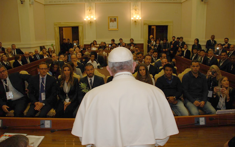 El Papa Francisco junto a los jugadores en la previa del partido “Unidos por la PAZ”