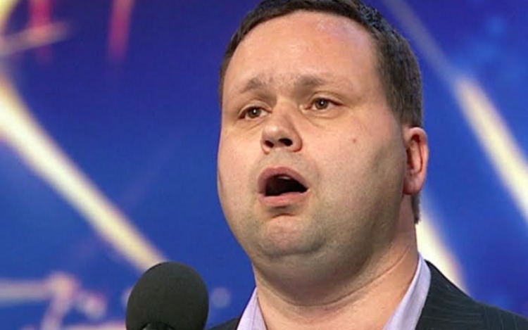 Paul Potts, un gran cantante británico que a pesar de su éxito, todavía vende teléfonos celulares.