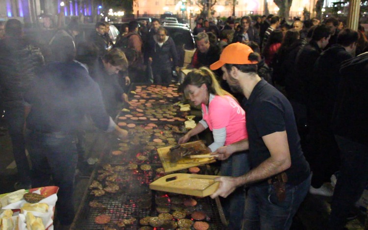 Frío Cero: parrillada, ropa limpia y amor para despedir el invierno