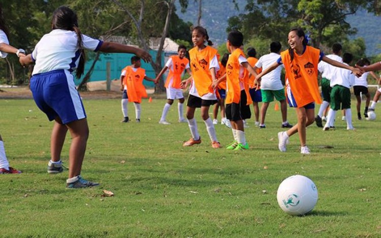 FutVal es un proyecto educativo que vincula el deporte con la educación, siguiendo la iniciativa del Papa Francisco.