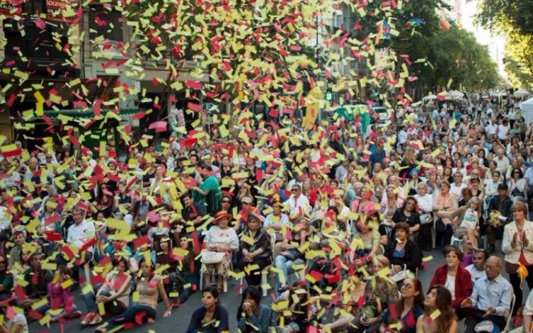 El domingo 13 de noviembre la Ciudad vuelve a celebrar a España en la tradicional Avenida de Mayo. Habrá 42 stands con especialidades ibéricas, desfiles y grupos de baile.