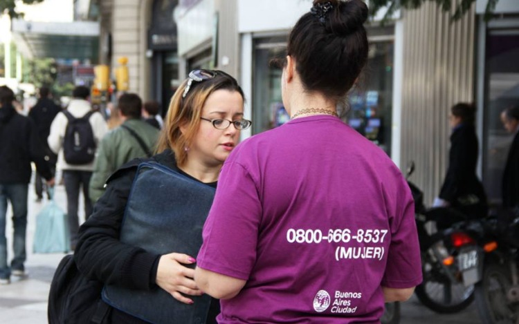 La línea gratuita 0800-666-8537 funciona todos los días del año las 24 horas. Las acciones que promueve el Gobierno porteño: Ciudad sin violencia, Todas, e Igualdad de Oportunidades y Equidad de Género. Los Centros Integrales de la Mujer.