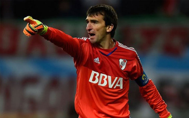 Hinchas conmovidos por un supuesto gesto del ex arquero de River Plate. El rumor comenzó a circular en internet. Juan Román Riquelme también se habría ofrecido.