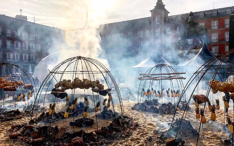 Francis Mallmann y Germán Martitegui cocinaron "a los siete fuegos" un espectacular asado, en homenaje a los 400 años de la Plaza Mayor de Madrid.