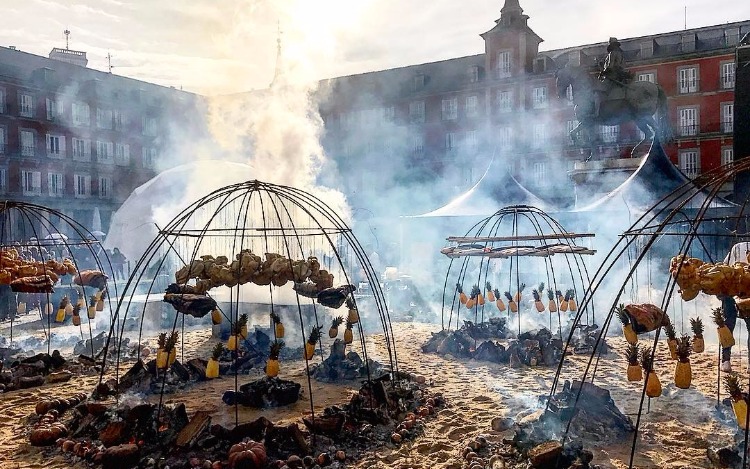 La Plaza Mayor de Madrid fue el escenario de un asado "a los siete fuegos", de la mano de Francis Mallmann y Germán Martitegui