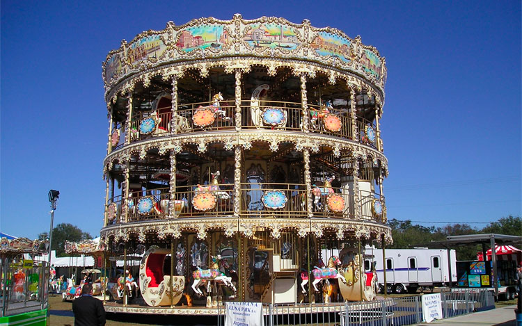 Es la "Carrousel Titán Deluxe", tiene 3 pisos de altura y ascensor.