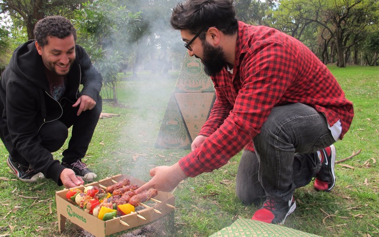 Un estudiante argentino inventó la primera parrilla descartable y sustentable del mundo.