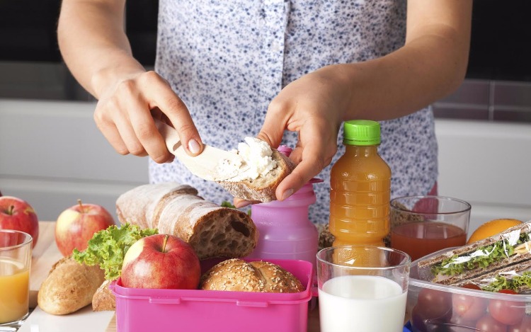 La vuelta al trabajo de los adultos, y la vuelta a la escuela de los más chicos nos llevan a comer fuera del hogar, lo que hace que sea más difícil alimentarse de manera saludable por falta de tiempo u organización, y se asocia con un mayor consumo de calorías, grasas y sodio, ya que solemos elegir menúes en locales de comida rápida.