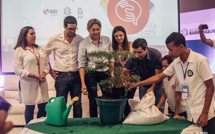 Los jóvenes de Barranquilla eligieron prepararse haciendo ellos mismo la experiencia que promueve el Papa Francisco para todos los jóvenes del mundo. Trabajaron durante dos semanas sobre los dos problemas que más les preocupan: el embarazo precoz y la violencia.